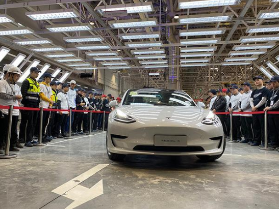 特斯拉上海工厂首批15辆国产Model 3交付员工车主