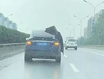 特斯拉 Model X 鹰翼门关不上，网友：它说风雨中这点痛算什么